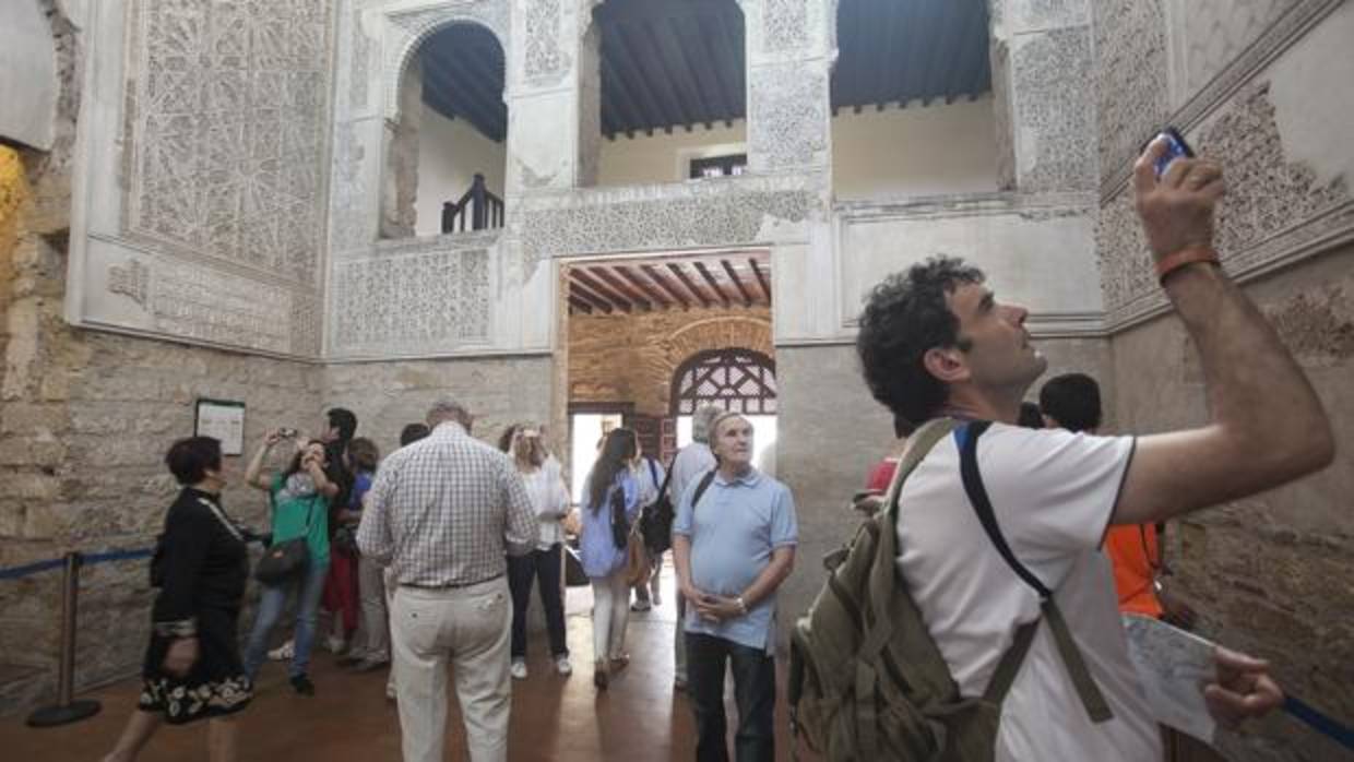 Un grupo de turistas visitan la Sinagoga.