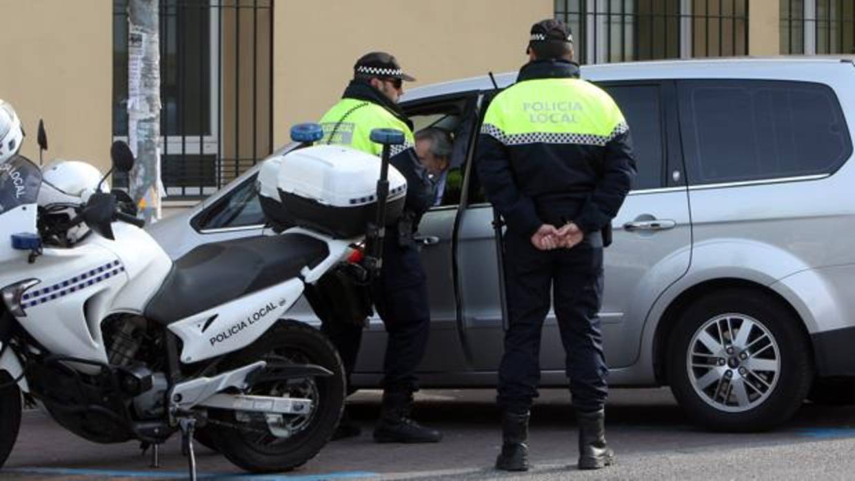 Una pareja de agentes de la Policía Local de Córdoba