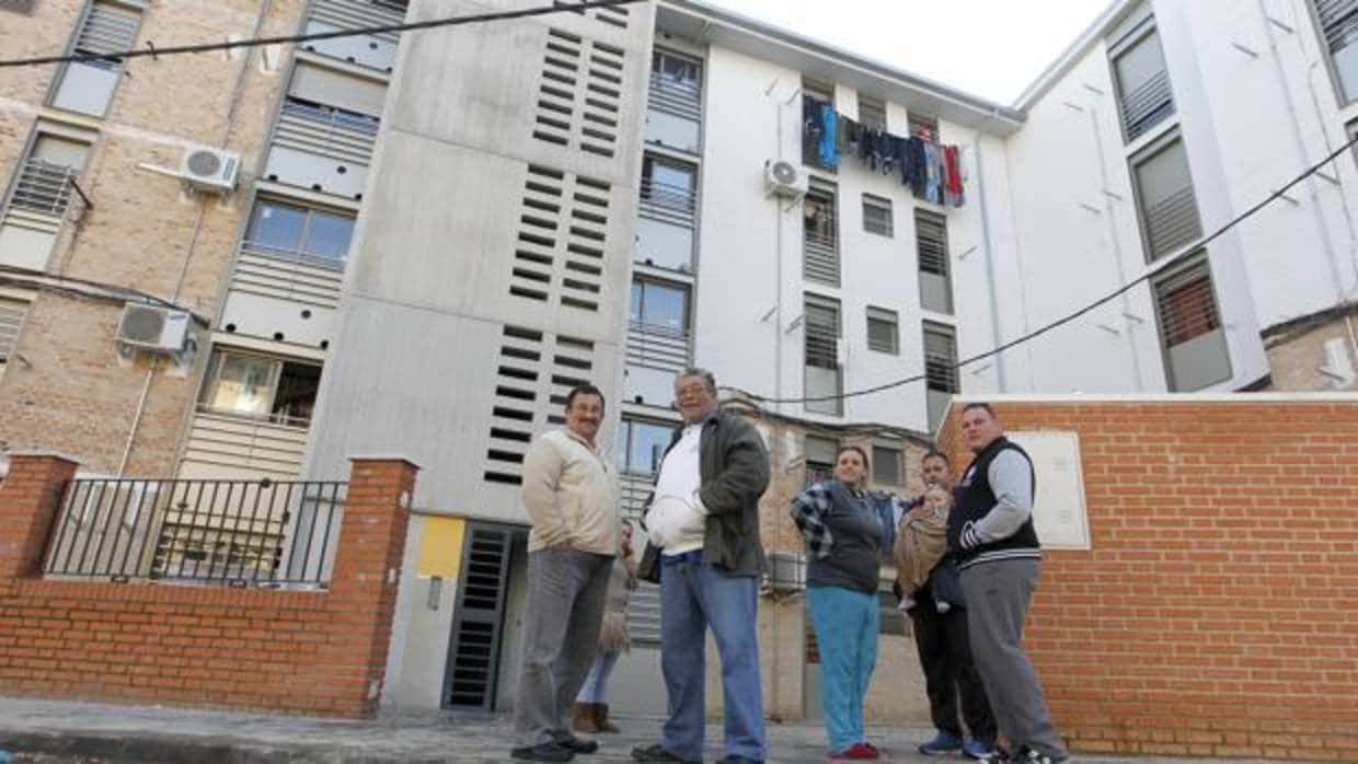 Vecinos ante un bloque de pisos de la calle Loja, en el Distrito Sur