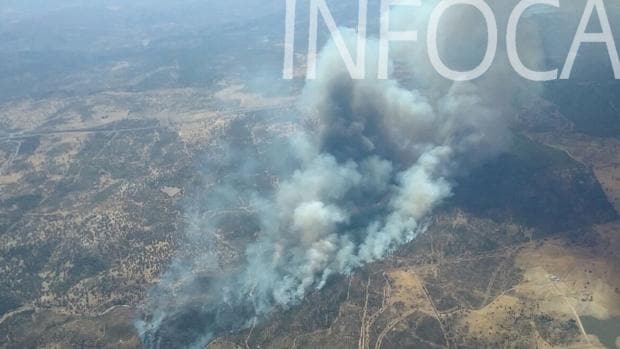 Más de 150 bomberos trabajan para extinguir un incendio en Santa Olalla del Cala (Huelva)