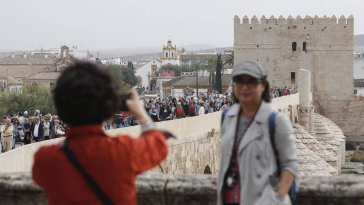 Dos turistas frente a la Calahorra