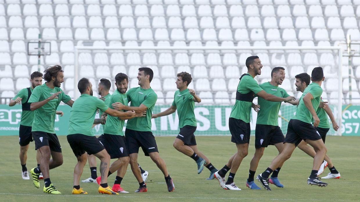 La alegría de los futbolistas del Córdoba CF durante un entrenamiento de la pretemporada