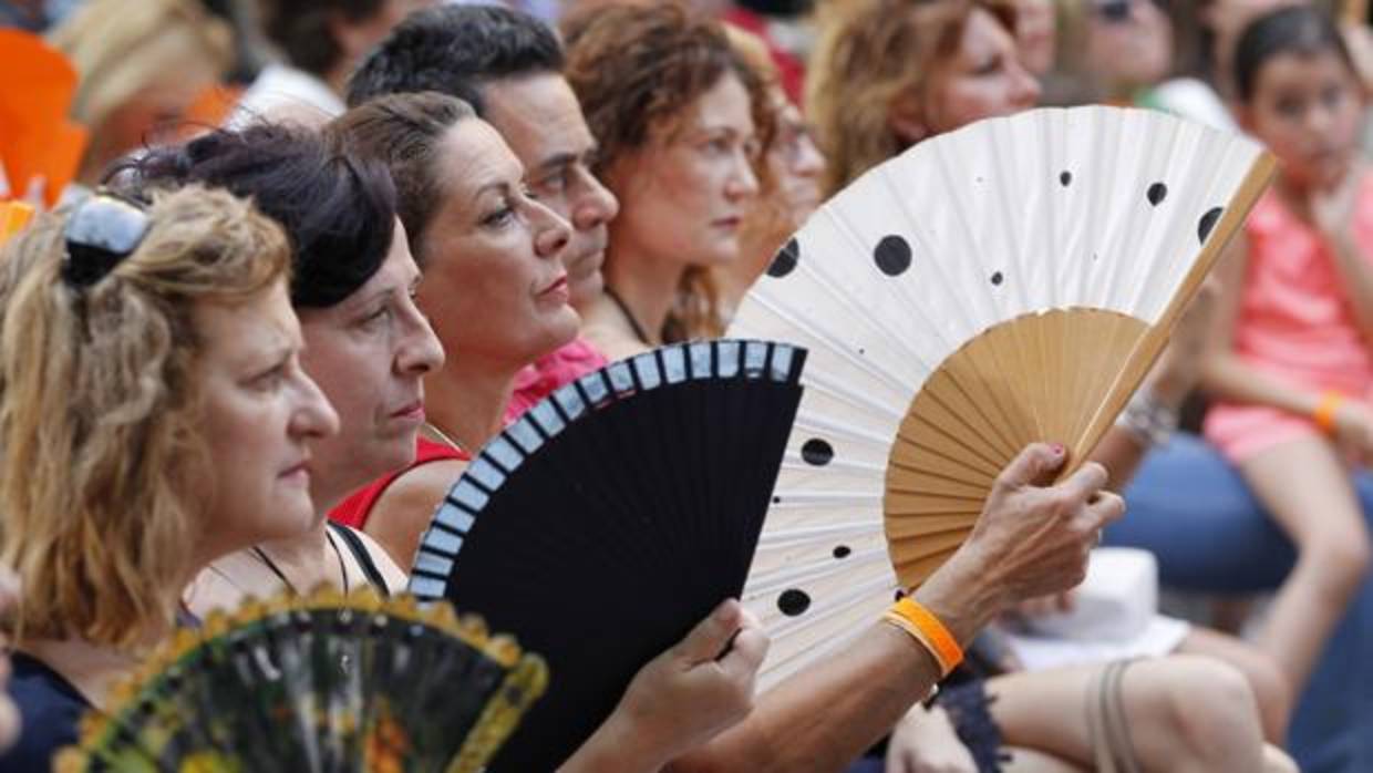 Muejres abanicándose durante una ola de calor en Córdoba este año