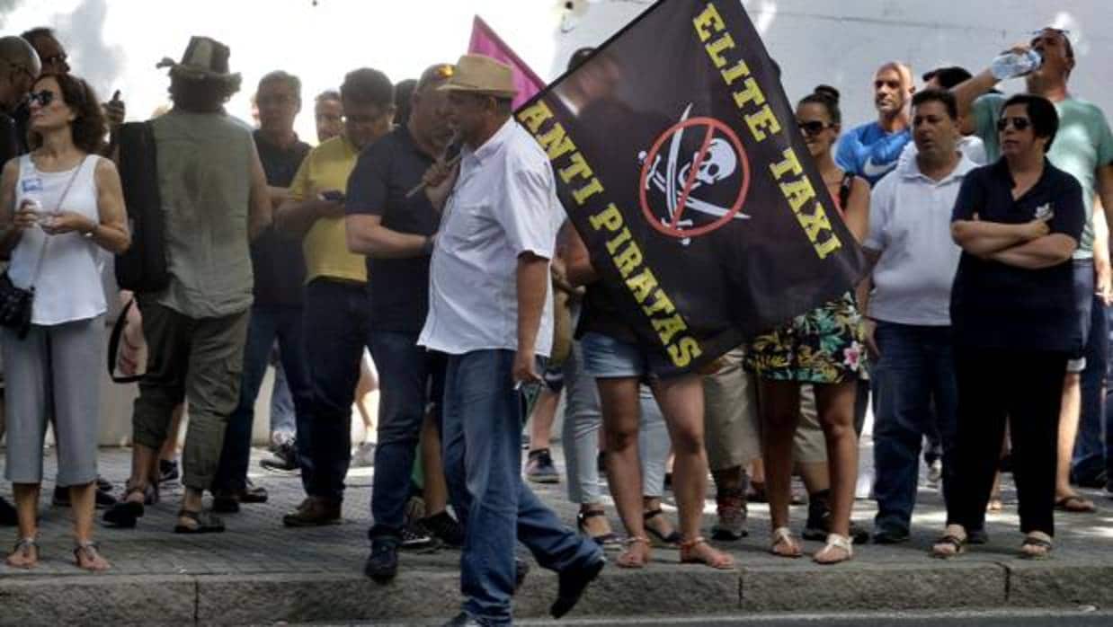 Los taxistas se reunieron ayer en Sevilla con el consejero de Fomento mientras algunos se manifestaban