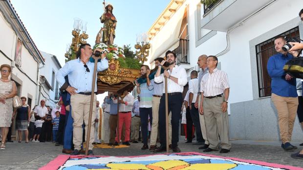 Alfombras saladas y roscas solidarias por San Roque