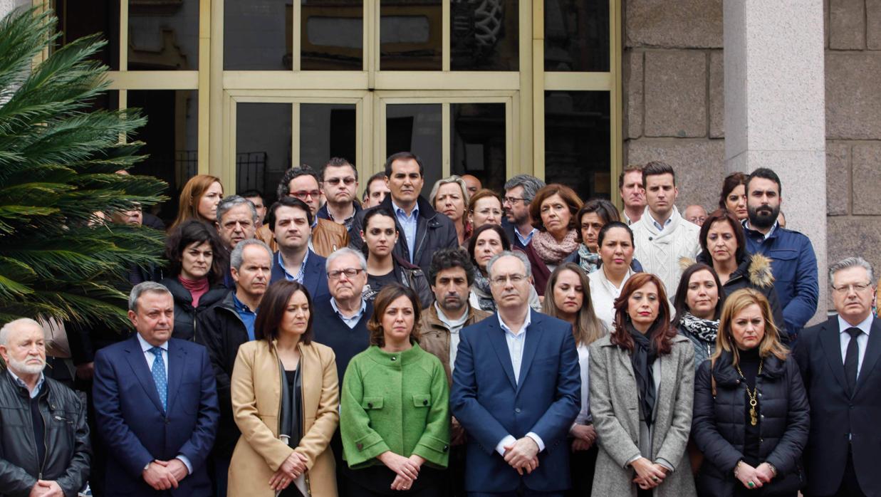 Imagen del minuto de silencio guardado en el Ayuntamiento de Córdoba por el atentado en Bruselas