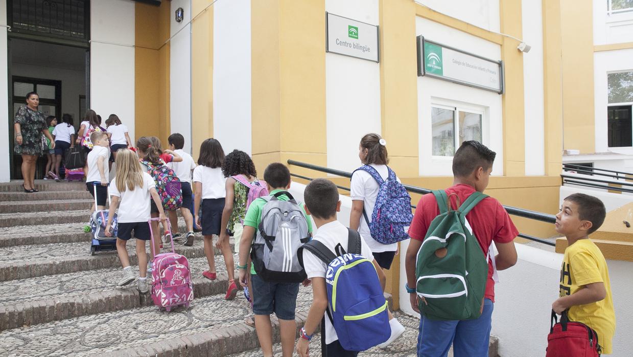 Comienzo del curso escolar para alumnos de la etapa de primaria en el colegio Colón de Córdoba