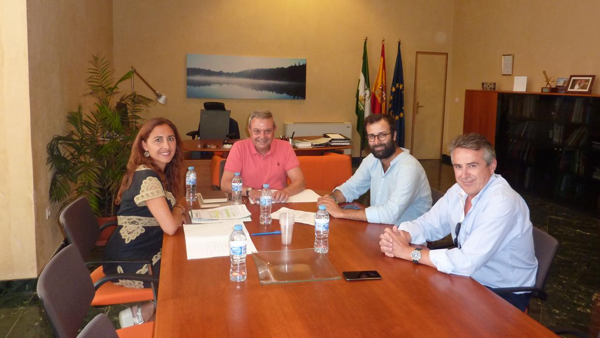 Imagen de la reunión celebrada entre AEHCOR y el delegado de Turismo de la Junta, Francisco Alcalde