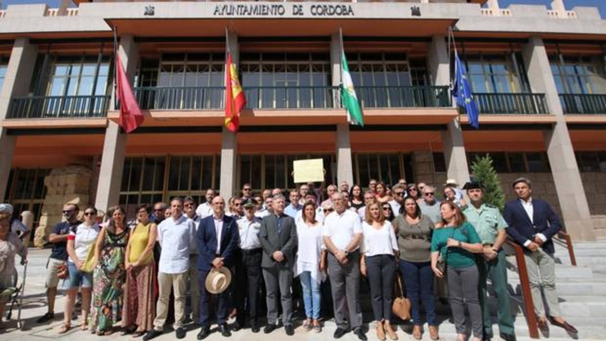 Principales representantes de la ciudad durante el minuto de silencio en el Ayuntamiento