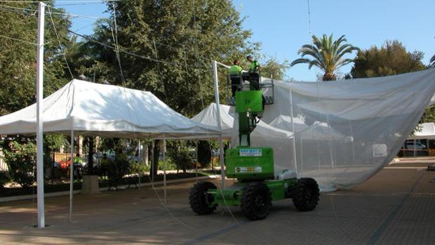 Críticas a los toldos de Lucena porque no dan sombra