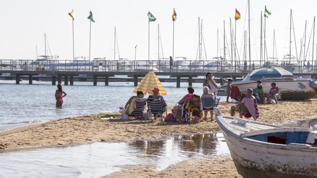 Tres heridos al chocar su barco contra el pantalán del muelle en El Rompido