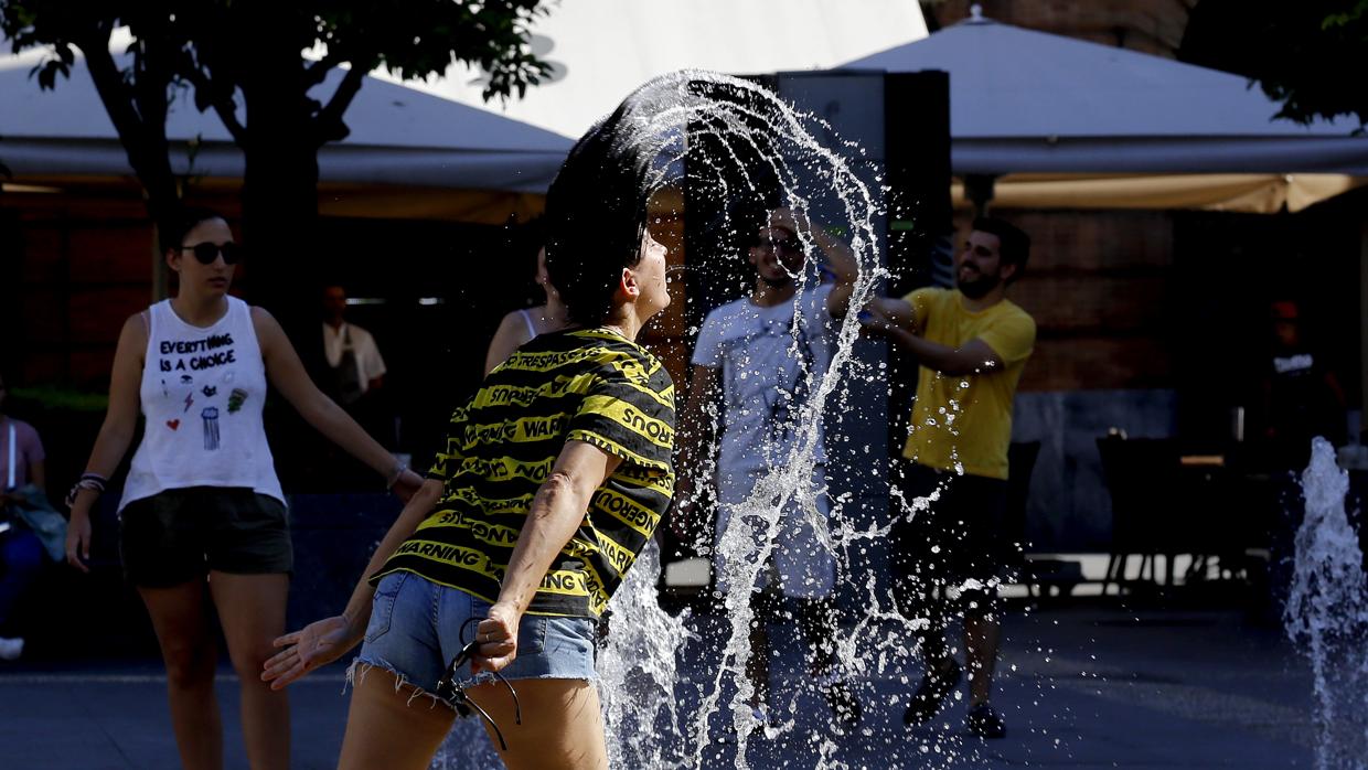 Los turistas aprovechan las fuentes de las Tendillas para combatir las altas temperaturas