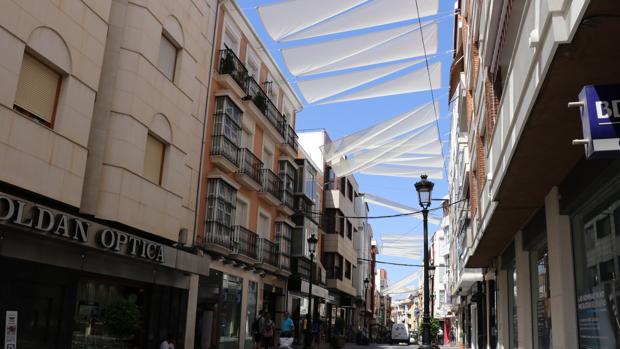 El PSOE admite que los toldos de Lucena no son como esperaban pero pide «paciencia» a la ciudadanía