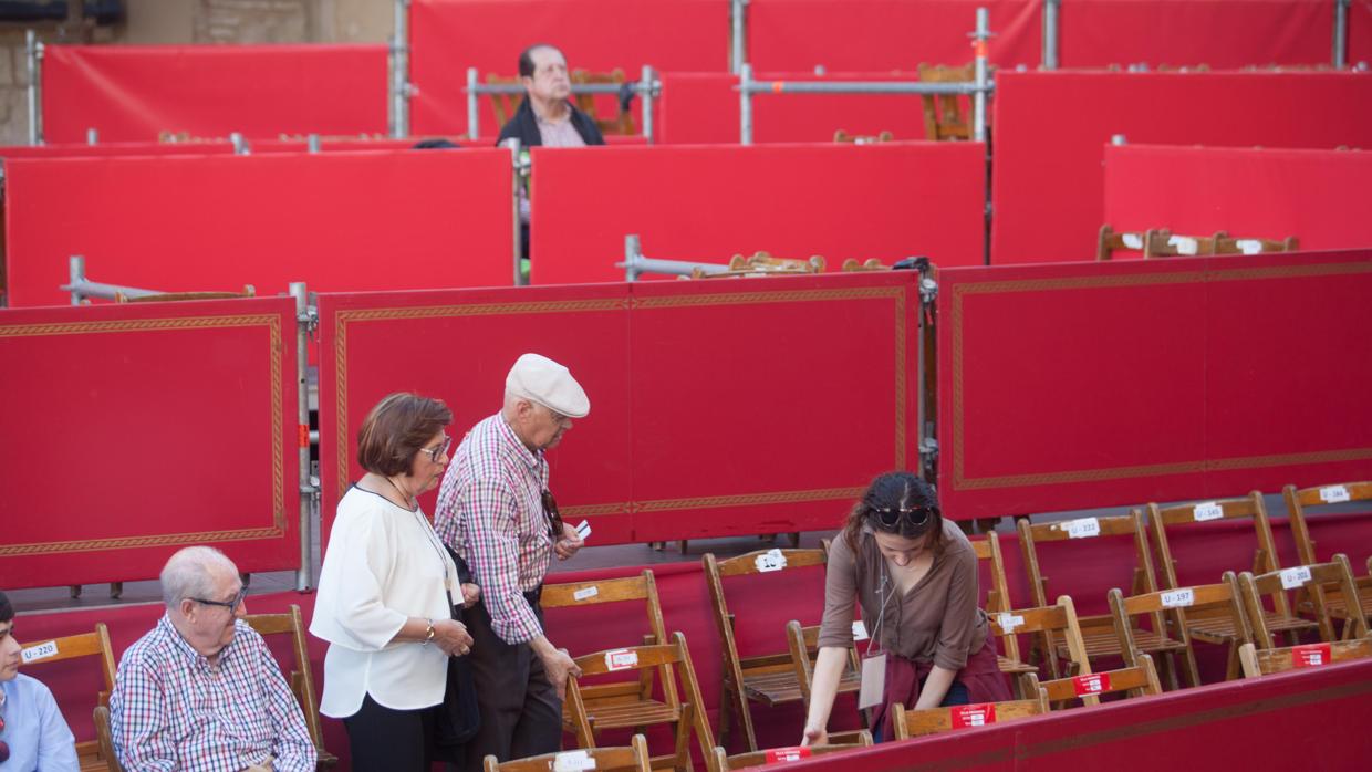 Sillas de la carrera oficial en el entorno de la Mezquita-Catedral