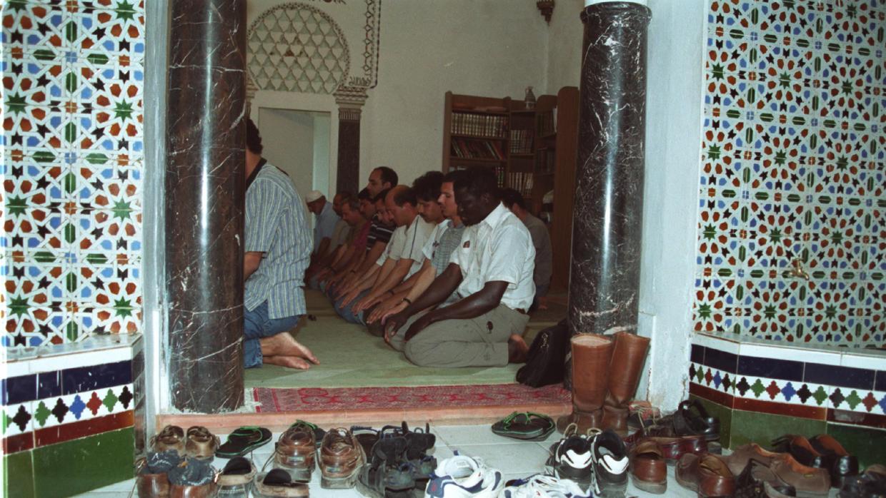 Musulmanes rezando en una mezquita en Córdoba
