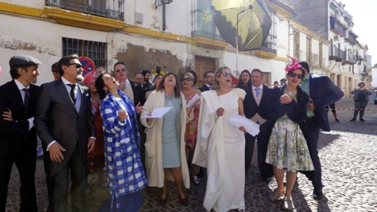 Actores de la serie «Allí abajo» durante el rodaje en Córdoba, cerca de La Magdalena