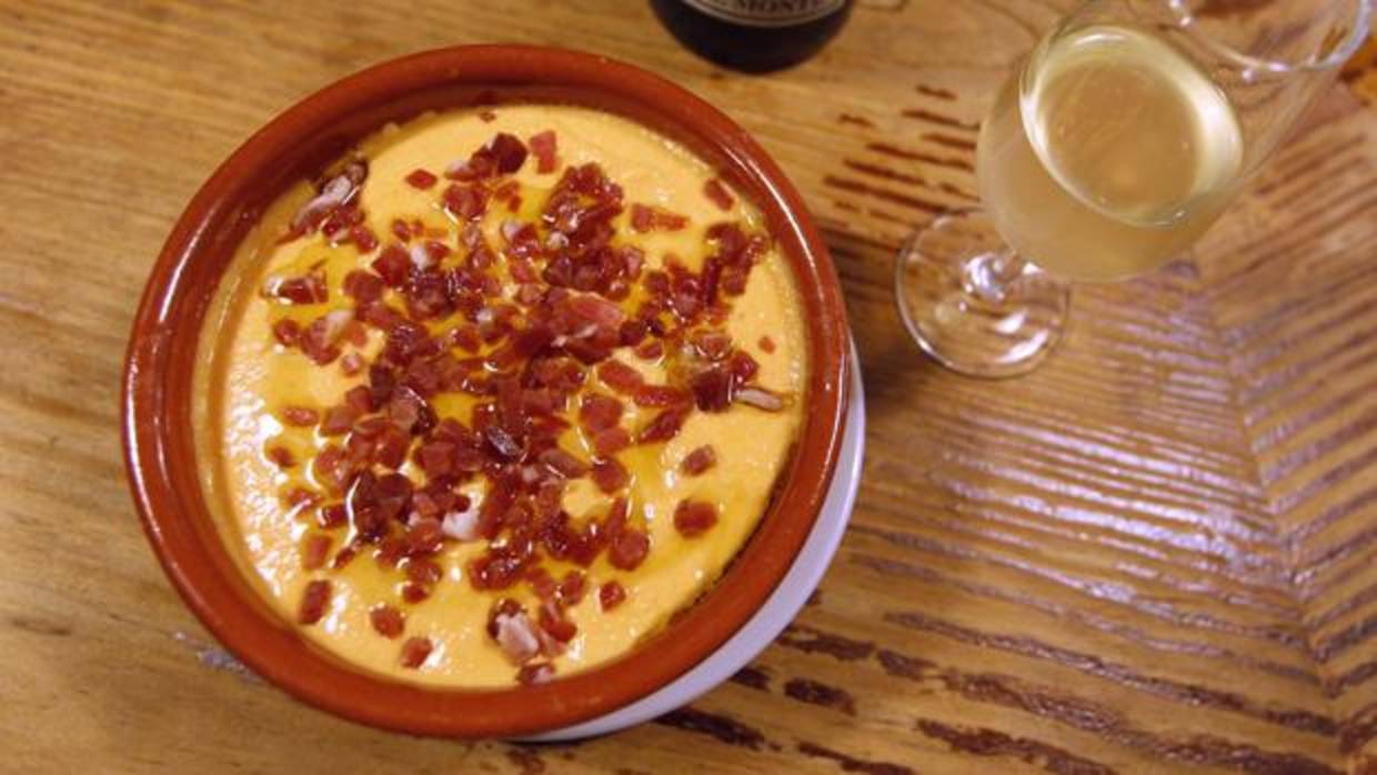 Plato de salmojero del restaurante La Bodega de Córdoba