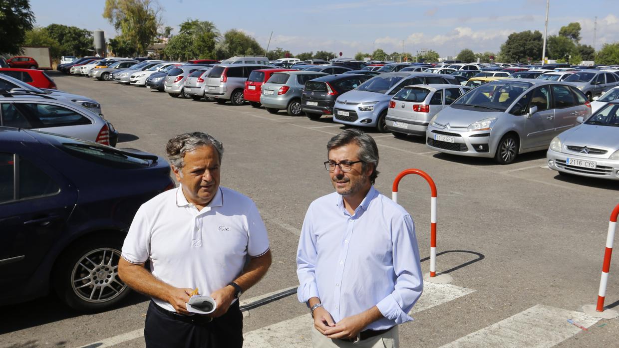 Salvador Fuentes y Miguel Ángel Torrico en el parking del Reina Sofía