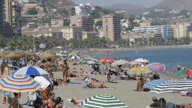 Detenidos dos menores por atracar a una joven en la playa de La Malagueta