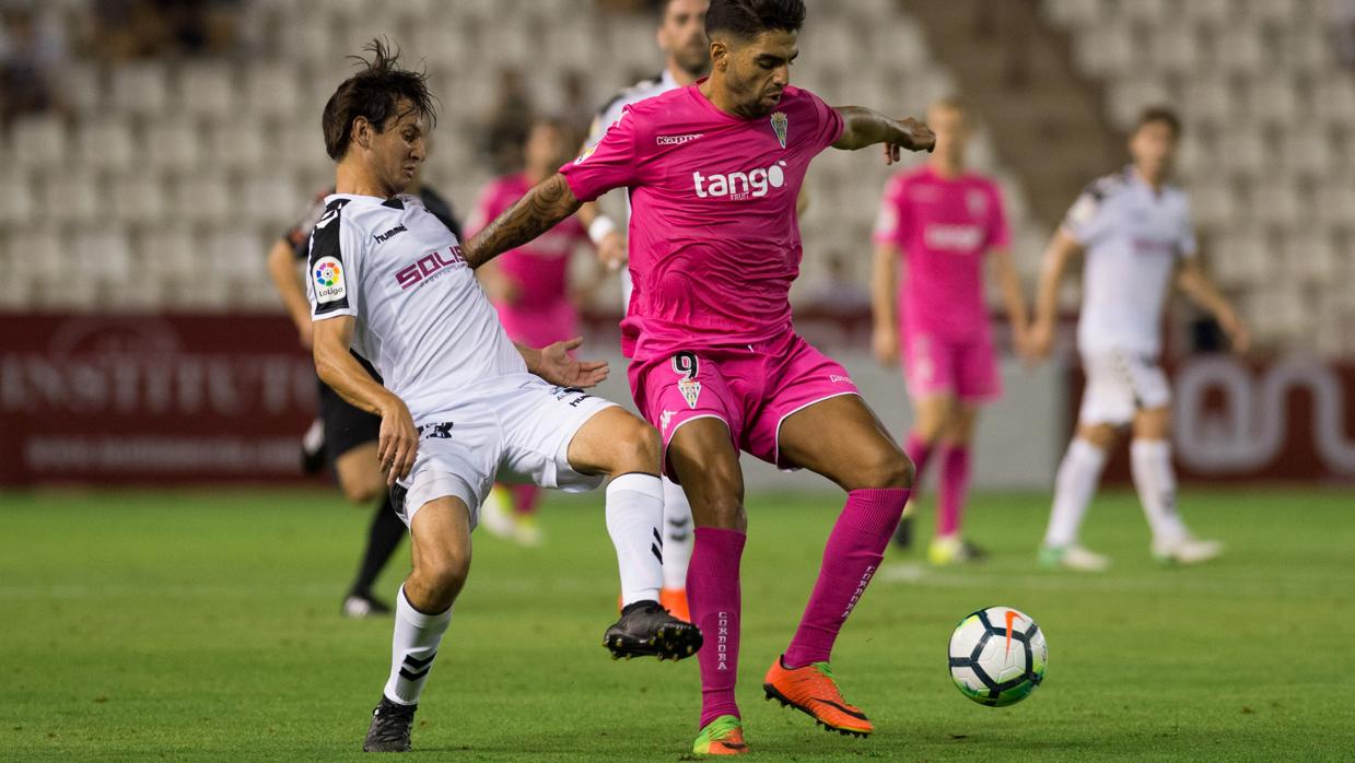 El lateral Mariano Bíttolo, defensa exblanquiverde, el viernes ante el Córdoba CF con el Albacete