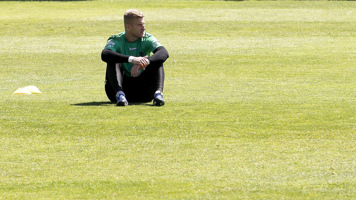 El portero polaco del Córdoba CF, Pawel Kieszek, sentado en la Ciudad Deportiva