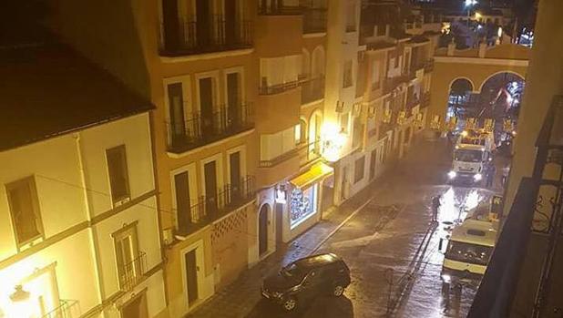 El Ayuntamiento de Cabra despliega un dispositivo especial para borrar los efectos de la fuerte lluvia