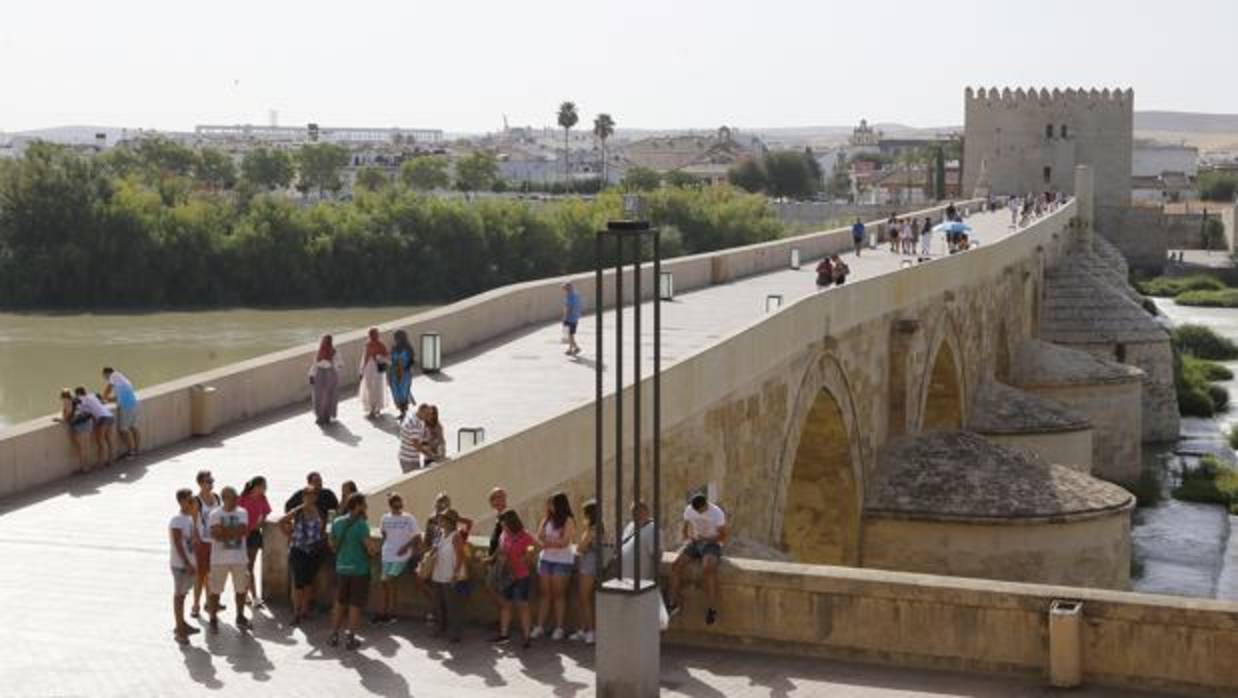 Varias personas pasean por el Puente Romano, donde se colocarán bolardos para evitar ataques