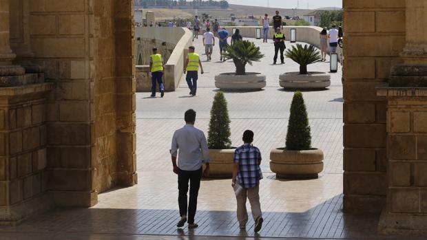 Los maceteros bloquean todo acceso rodado a la zona peatonal junto al Puente Romano