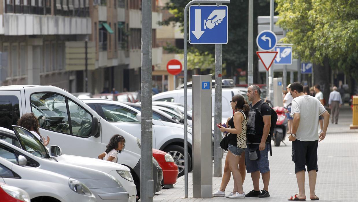 Regulación de aparcamiento con zona azul en la Calle Doctor Fleming de Córdoba