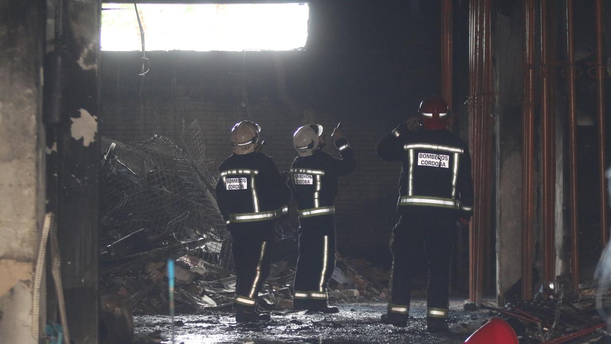 Bomberos del Ayuntamiento de Córdoba en el lugar de un incendio