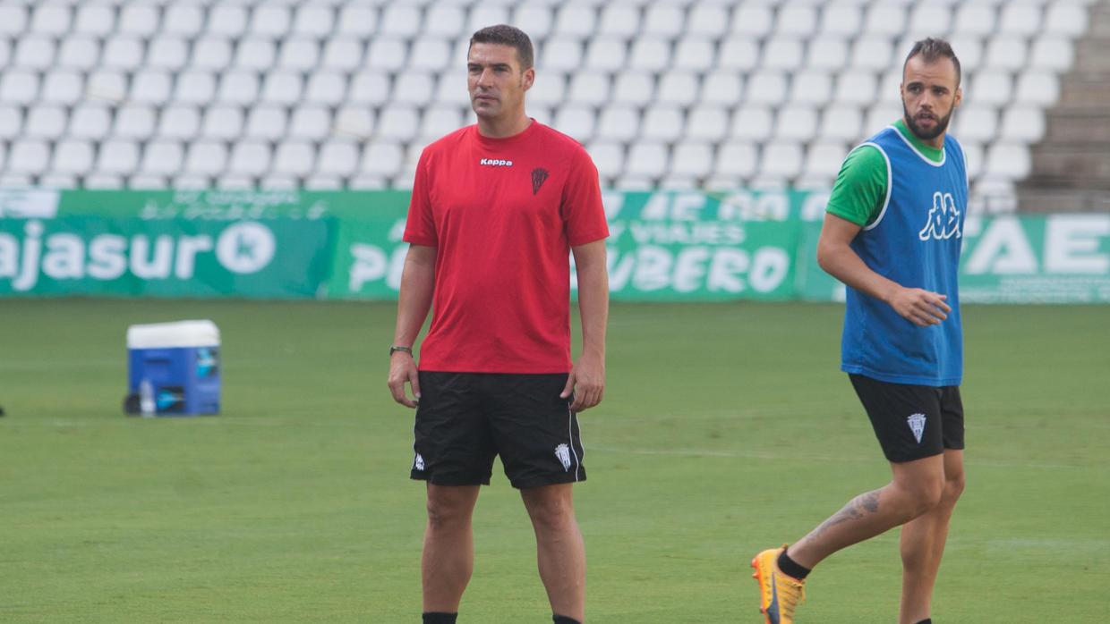 Luis Carrión observa un entrenamiento en El Arcángel