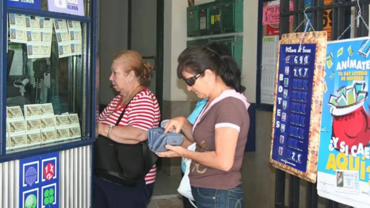 Dos mujeres comprando loteria en una administración cordobesa