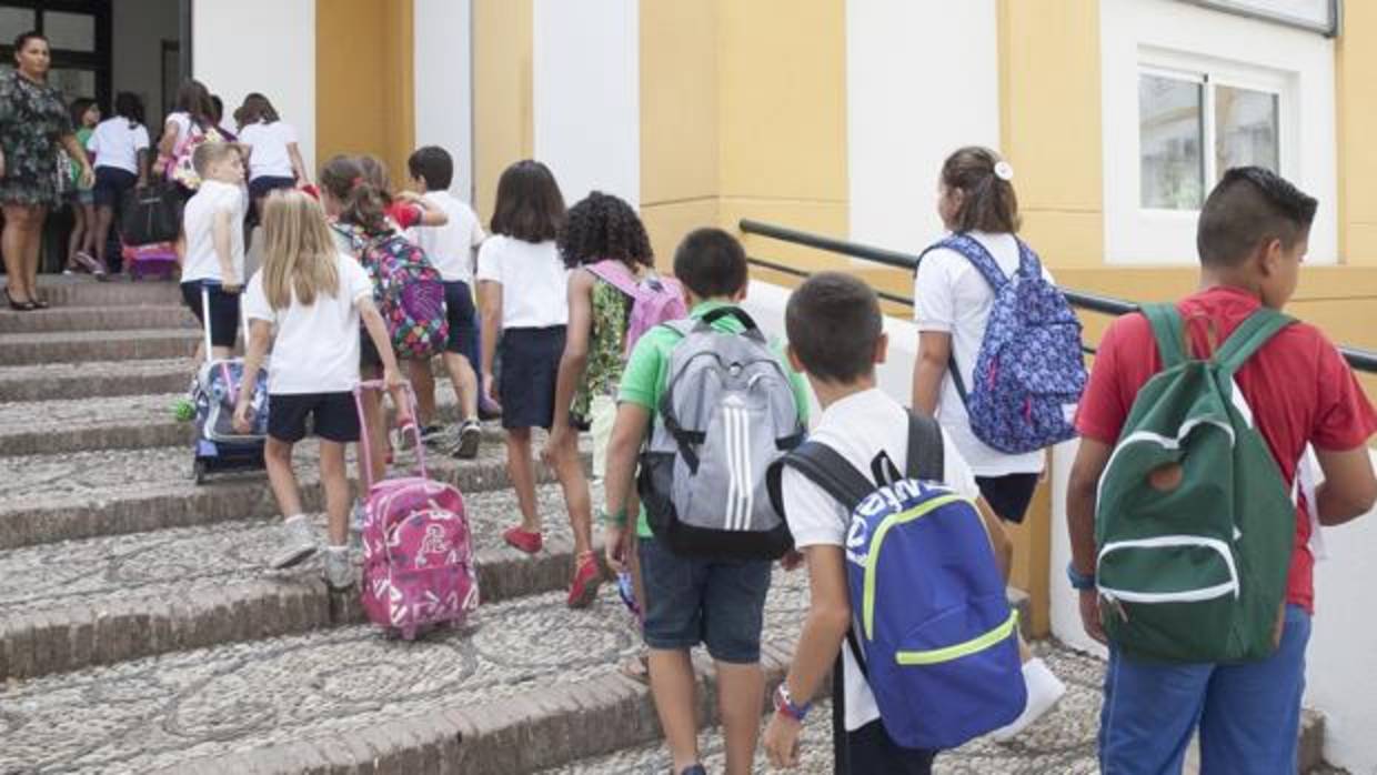 Un grupo de niños se dirige a las aulas en el primer día de colegio en Córdoba