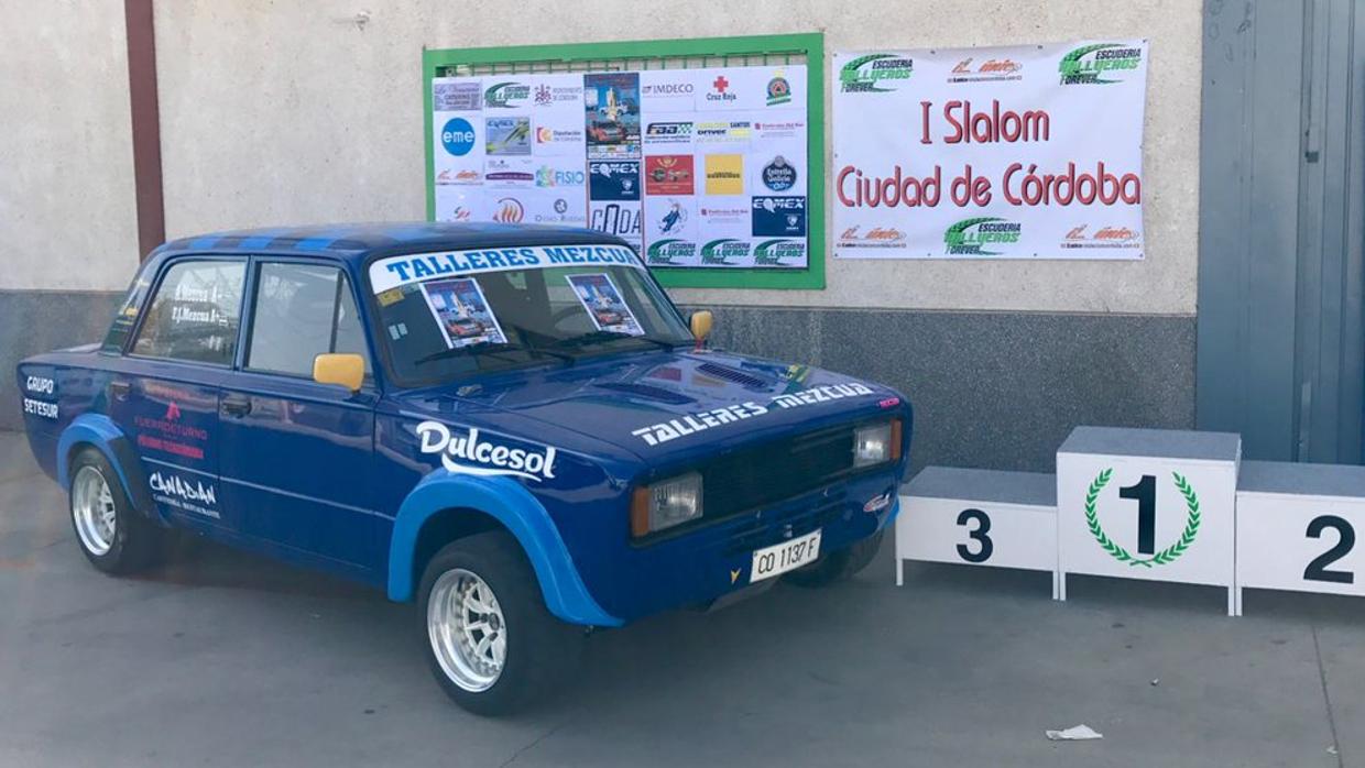 Uno de los vehículos del I Slalom Ciudad de Córdoba junto al cajón de la prueba
