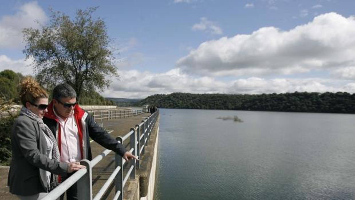 Una pareja contempla el nivel de un embalse de la provincia de Córdoba