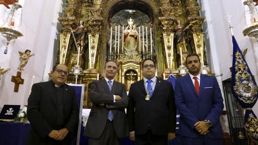 El pregonero con su presentador y representantes de la hermandad