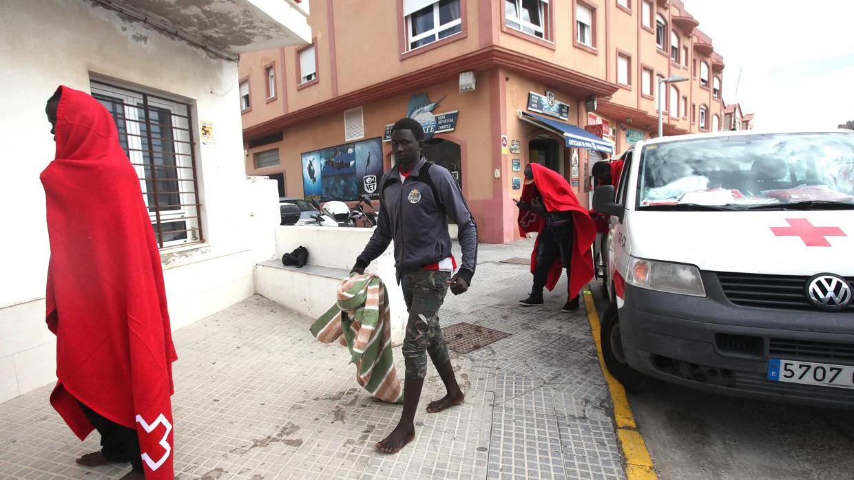 Inmigrantes llegados la pasada semana a Tarifa tras el rescate de la patera en la que viajaban