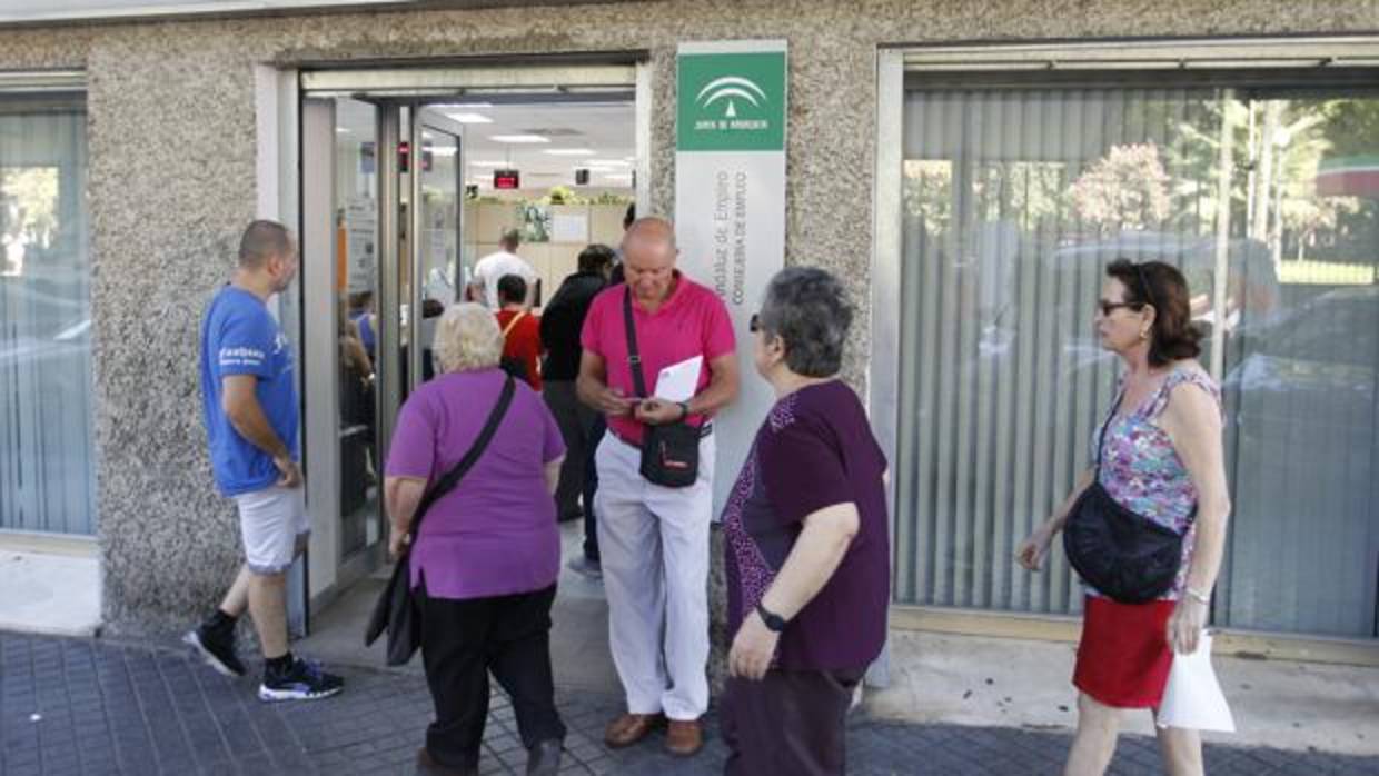 Personas en la oficina de empleo de Colón