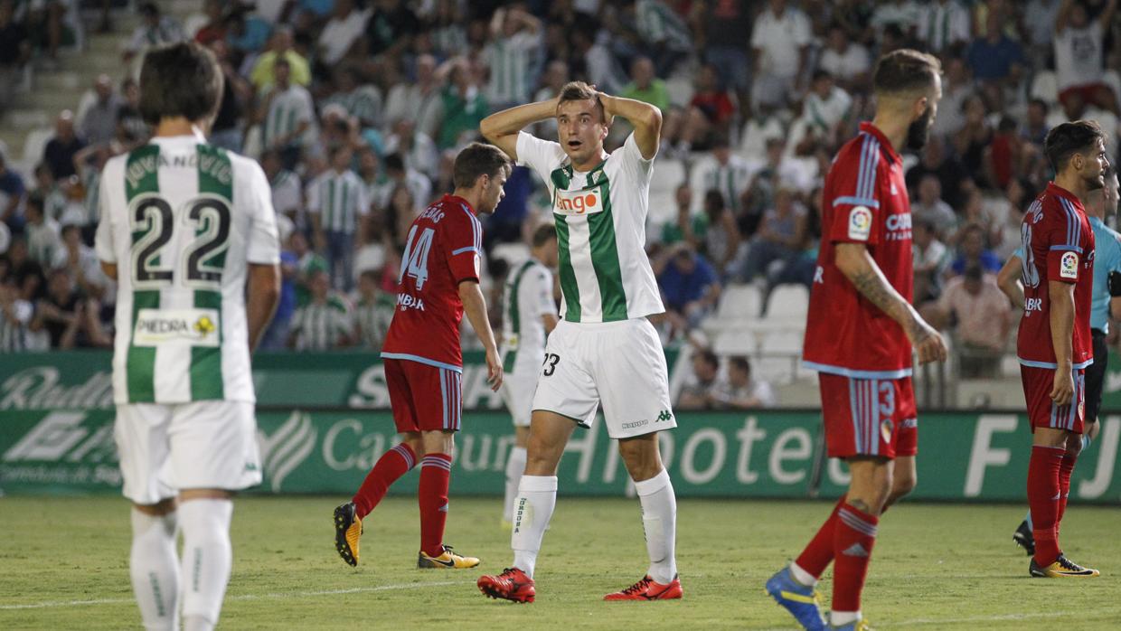 Decepción de los jugadores del Córdoba CF tras la derrota ante el Zaragoza del domingo