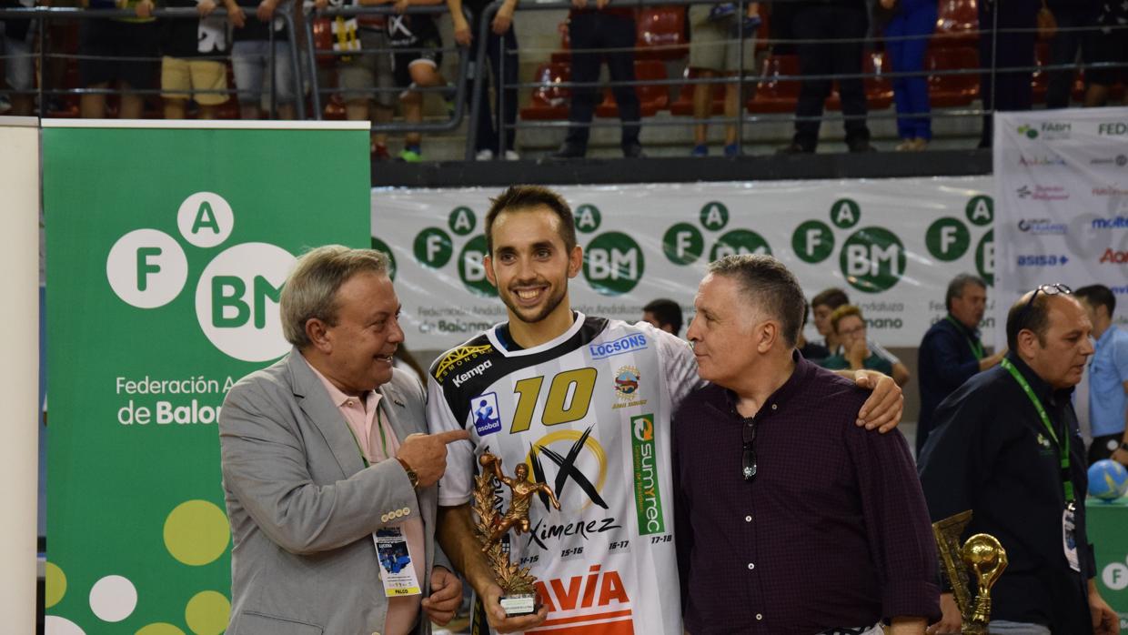 José Cuenca recibe el título de campeón de la Copa Andalucía para el Ximénez este verano