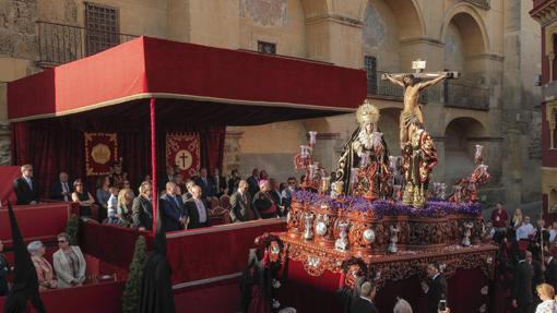 El Santísimo Cristo de las Penas ante el palco de autoridades