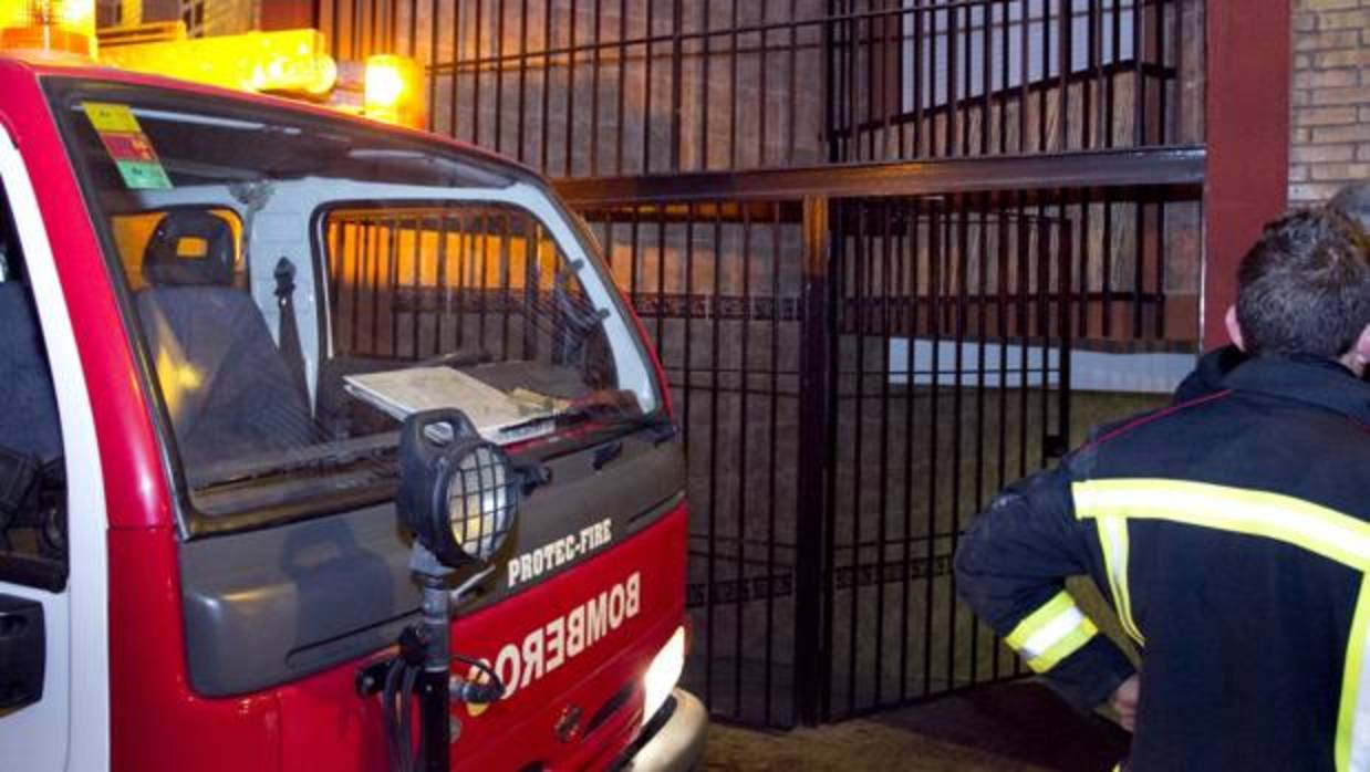 Unos bomberos trabajando en un incendio