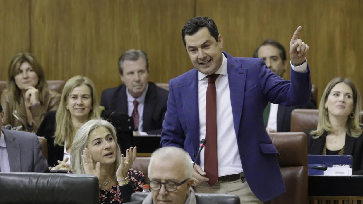 Juanma Moreno durnate una intervención en el parlamento