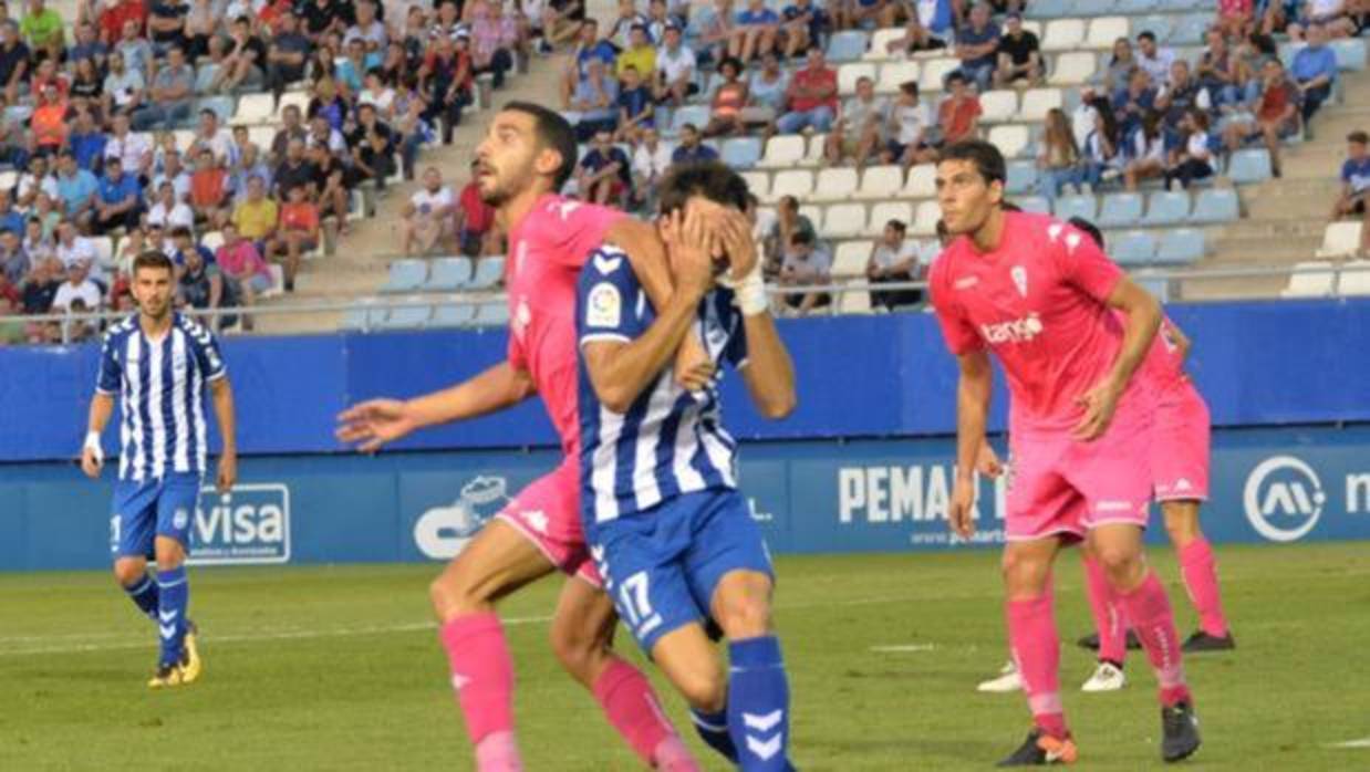 Álex Vallejo golpea a Manel, en un momento del Lorca FC ante el Córdoba CF