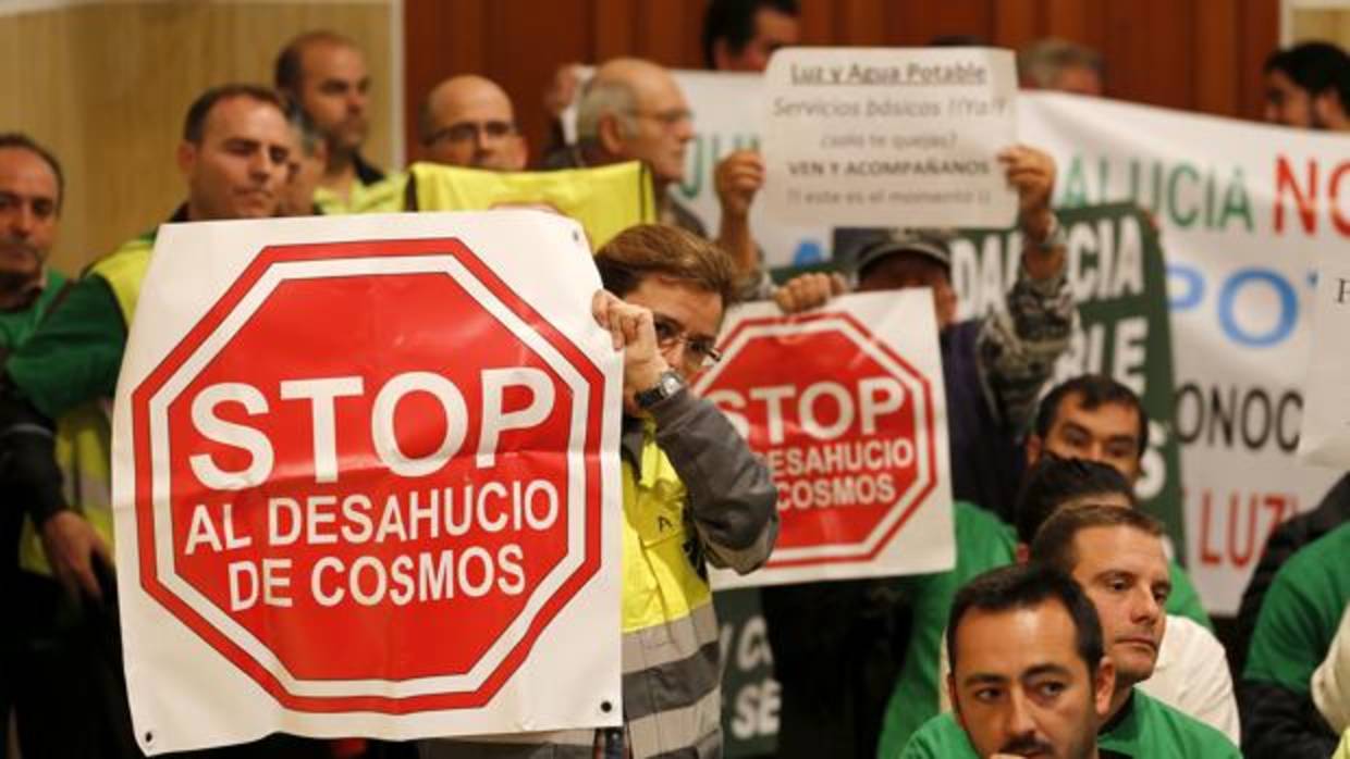 Manifestación de trabajadores de Cosmos en el Ayuntamiento