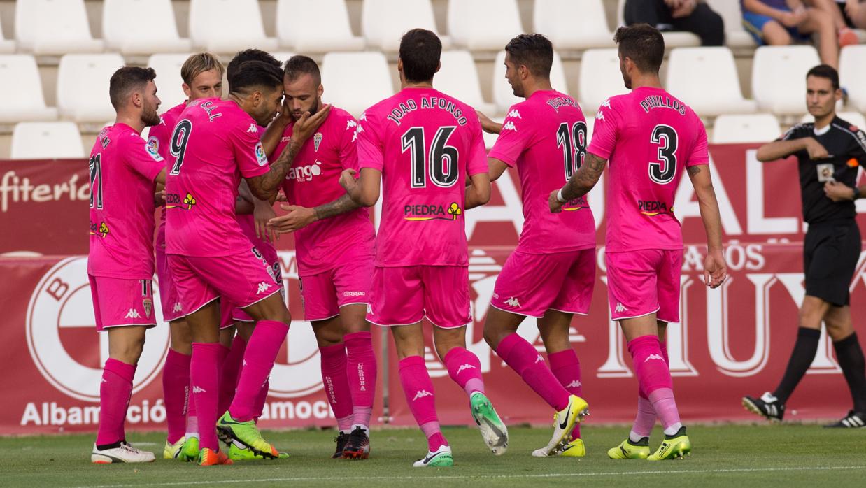 Los jugadores del Córdoba CF celebran el 0-1 ante el Albacete en el Carlos Belmonte