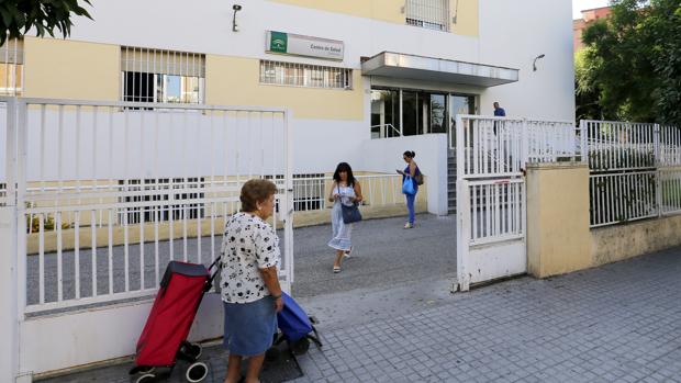 Un ascensor averiado para 60.000 pacientes de la Fuensanta de Córdoba