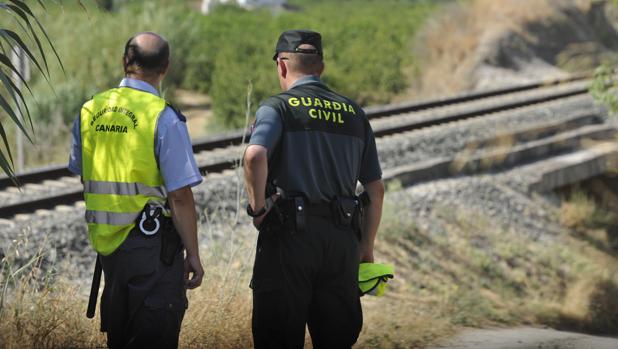 Los padres de la niña fallecida junto a las vías del tren en Pizarra siguen aferrados a una duda capital