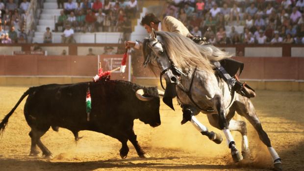 Cartagena y Moreno, a hombros en Cabra tras repartirse seis orejas