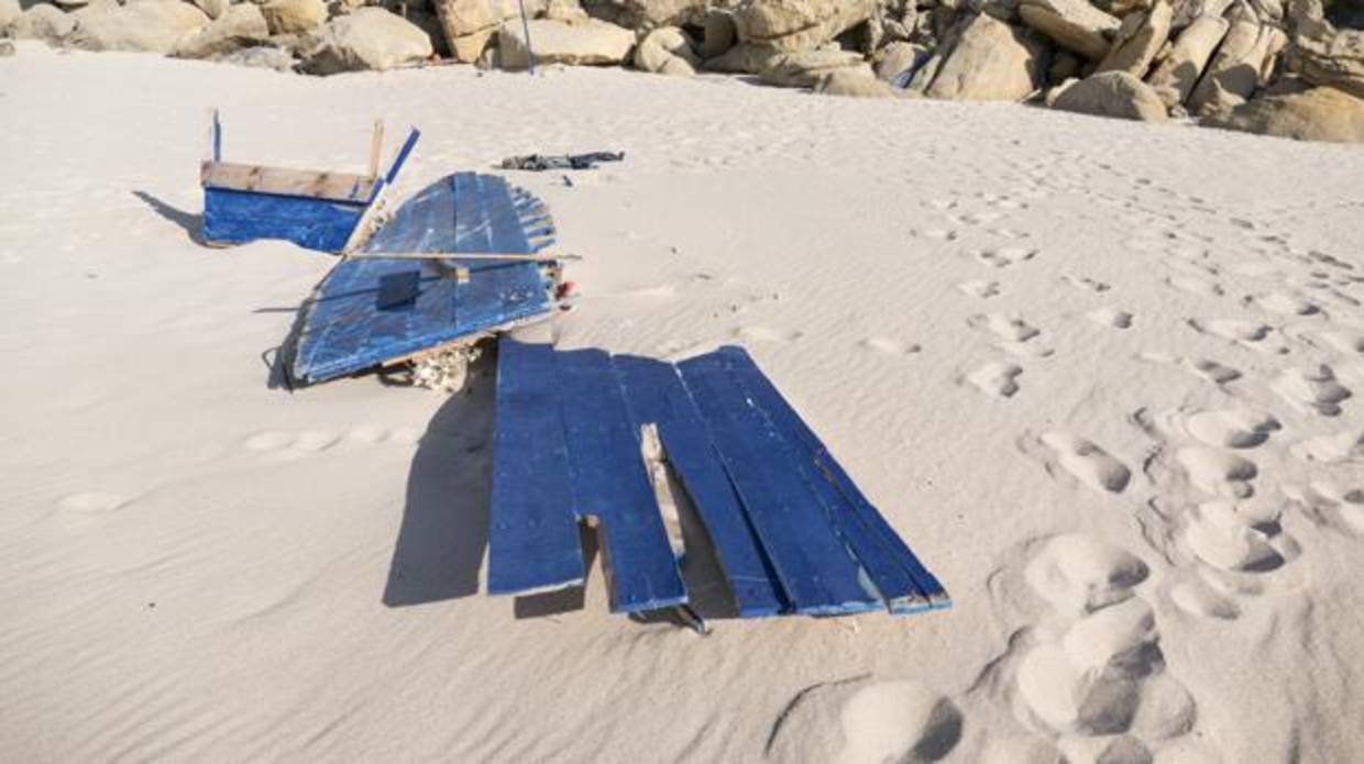 Restos de una patera en la playa virgen del Cañuelo